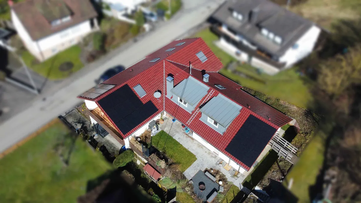 Rotes Ziegeldach mit schwarzen Solarmodulen