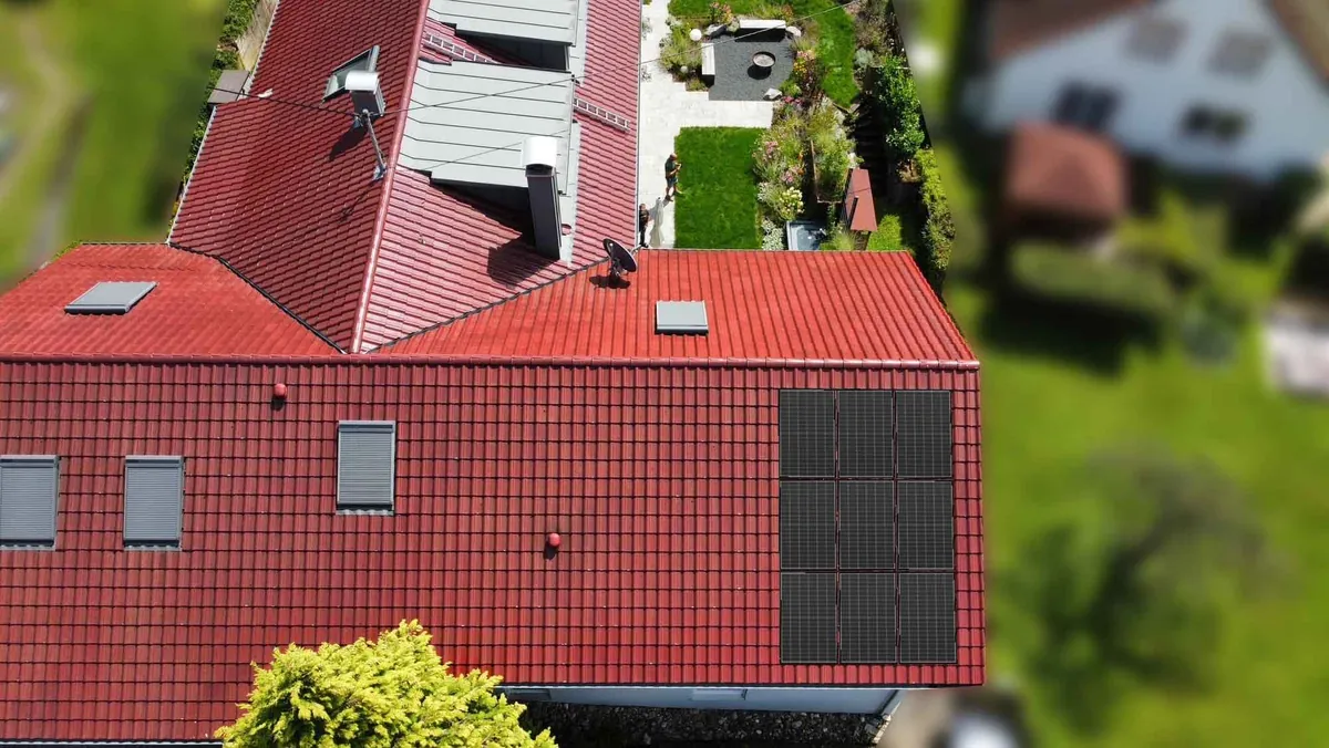 Modernes Flachdachhaus mit Photovoltaik